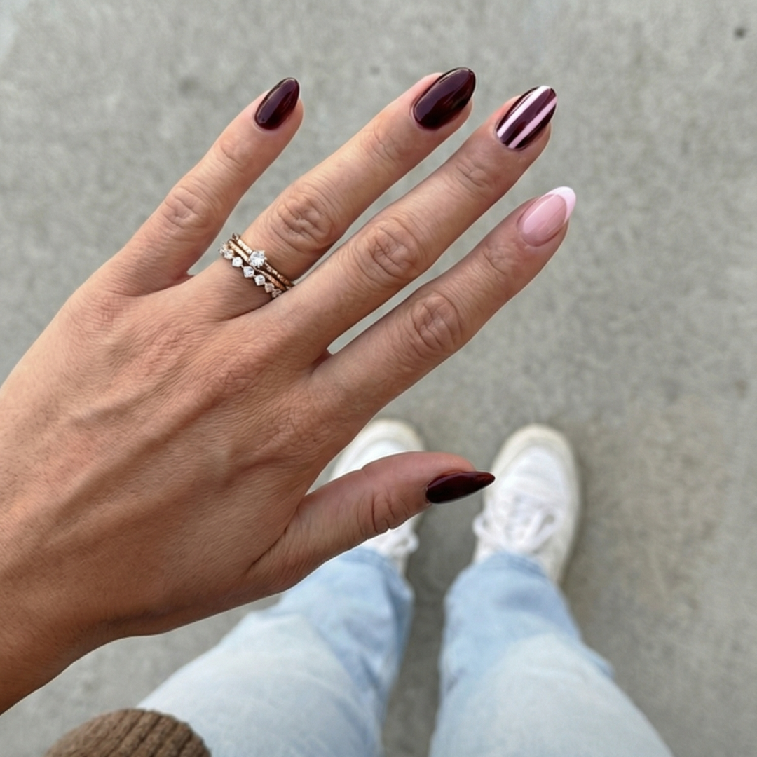 Hånd med gel polish i flere nyanser fra 21FREE+-linjen – slik velger du merke