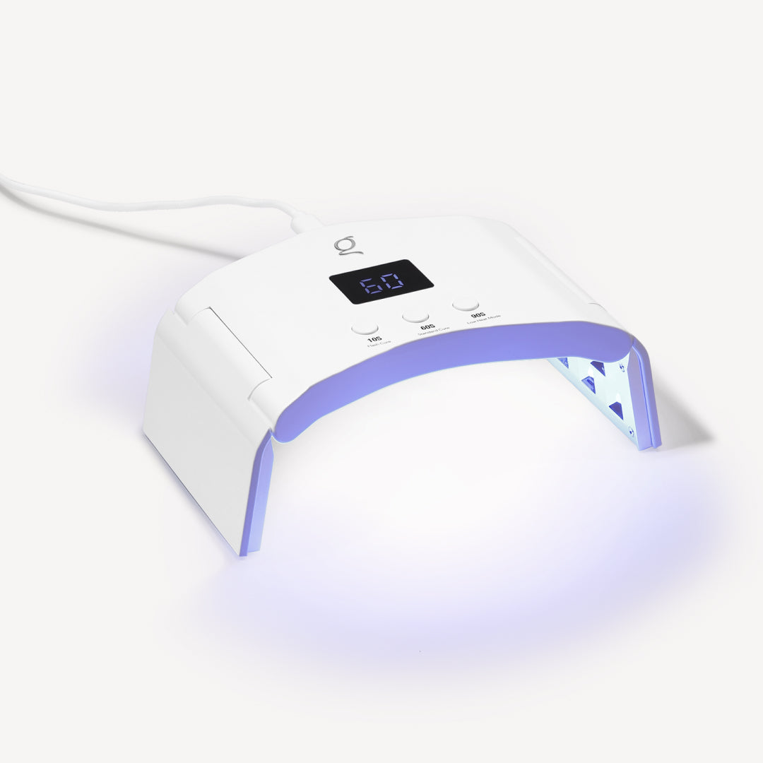 The SmartFold UV/LED-lampe påslått – herding av gelenegler