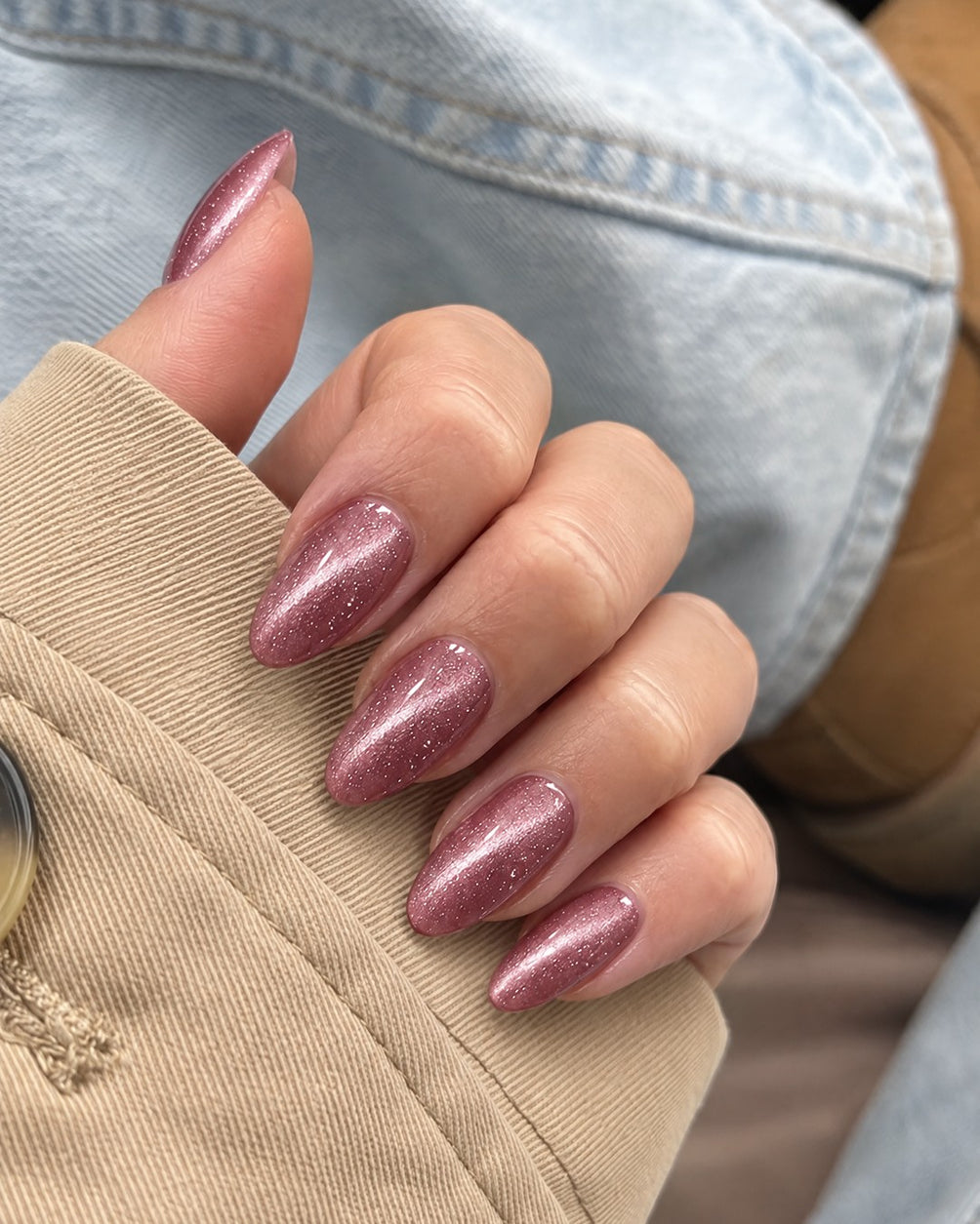 Gel Polish 266 Lovestruck - Cat Eye Sparks på negler