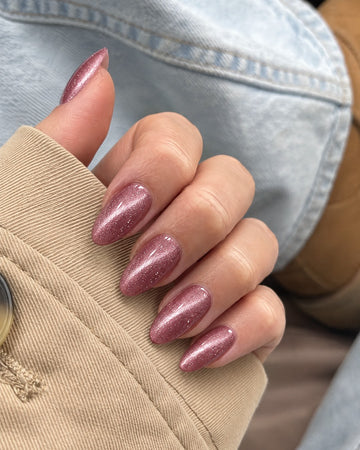 Gel Polish 266 Lovestruck - Cat Eye Sparks på negler